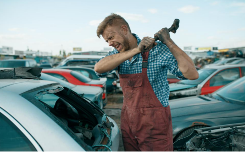 砸车.png